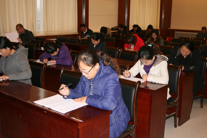 職業技能鑒定理論考試中學員認真答卷2.jpg