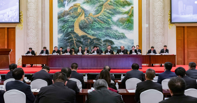 2月28日，博源集團2018年度總結表彰暨2019年工作會議在總部大樓金色大廳主會場隆重召開。集團公司董事局主席、總裁戴連榮等集團領導出席會議并在主席臺就坐。集團公司、遠興公司及總部大樓各成員企業全體員工參加了會議，其他成員企業管理人員在分會場通過視頻參加會議。主會場及各分會場近千人參加了會議。