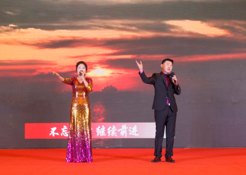  本次新年晚會分為《不忘初心》《砥礪前行》和《祝福博源》三個篇章。每個篇章都用一個主題視頻短片開啟。博源集團陳龍、王雅茹演唱歌曲《不忘初心》蕩氣回腸，奔放豪邁；