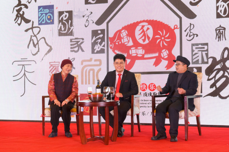 遠興公司辛曉晶、季海濤和集團公司的丁艷繼去年新年晚會的《白云黑土話博源》后，今年又帶來自編自演的小品《年豬文化節》。動聽悠揚的歌聲、氣勢豪邁的朗誦、笑點連連的小品，博得現場觀眾掌聲不斷。
