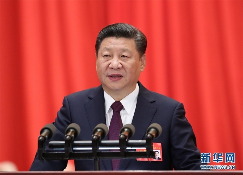 習(xí)近平指出，這次大會(huì)的主題是：不忘初心，牢記使命，高舉中國(guó)特色社會(huì)主義偉大旗幟，決勝全面建成小康社會(huì)，奪取新時(shí)代中國(guó)特色社會(huì)主義偉大勝利，為實(shí)現(xiàn)中華民族偉大復(fù)興的中國(guó)夢(mèng)不懈奮斗。習(xí)近平代表第十八屆中央委員會(huì)向大會(huì)作的報(bào)告題為《決勝全面建成小康社會(huì)　奪取新時(shí)代中國(guó)特色社會(huì)主義偉大勝利》，分13個(gè)部分：一、過(guò)去五年的工作和歷史性變革；二、新時(shí)代中國(guó)共產(chǎn)黨的歷史使命；三、新時(shí)代中國(guó)特色社會(huì)主義思想和基本方略；四、決勝全面建成小康社會(huì)，開(kāi)啟全面建設(shè)社會(huì)主義現(xiàn)代化國(guó)家新征程；五、貫徹新發(fā)展理念，建設(shè)現(xiàn)代化經(jīng)濟(jì)體系；六、健全人民當(dāng)家作主制度體系，發(fā)展社會(huì)主義民主政治；七、堅(jiān)定文化自信，推動(dòng)社會(huì)主義文化繁榮興盛；八、提高保障和改善民生水平，加強(qiáng)和創(chuàng)新社會(huì)治理；九、加快生態(tài)文明體制改革，建設(shè)美麗中國(guó)；十、堅(jiān)持走中國(guó)特色強(qiáng)軍之路，全面推進(jìn)國(guó)防和軍隊(duì)現(xiàn)代化；十一、堅(jiān)持“一國(guó)兩制”，推進(jìn)祖國(guó)統(tǒng)一；十二、堅(jiān)持和平發(fā)展道路，推動(dòng)構(gòu)建人類(lèi)命運(yùn)共同體；十三、堅(jiān)定不移全面從嚴(yán)治黨，不斷提高黨的執(zhí)政能力和領(lǐng)導(dǎo)水平。