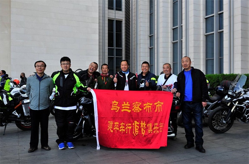 下午，“探尋最美鄂爾多斯——神州動力俱樂部一周年逍遙行活動”接近尾聲，摩友們戀戀不舍的互相道別，“希望今年8月份我們再相見，到美麗的烏蘭察布騎上機車，放飛夢想”。 據了解，由億路行自駕游俱樂部組織的自駕游活動的40多位自駕車愛好者駕著愛車與摩友們一起參與了此次“探尋最美鄂爾多斯活動——神州動力俱樂部一周年逍遙行活動”。