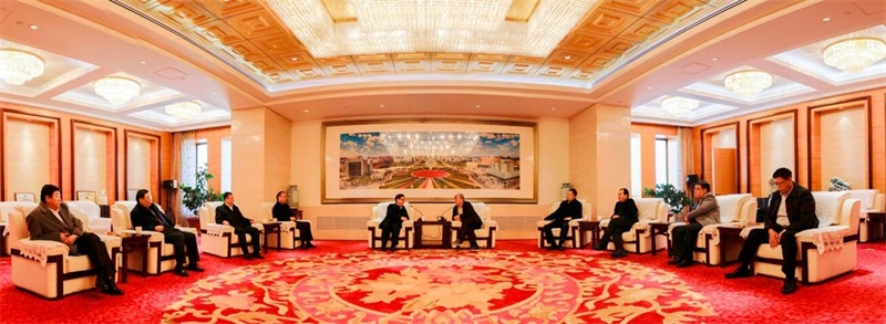 1月25日上午，中煤能源鄂爾多斯分公司總經(jīng)理馬世志，黨委書記吳軍一行到訪博源集團(tuán)。博源集團(tuán)董事局主席戴連榮在博源集團(tuán)總部大樓貴賓接待廳會(huì)見馬世志、吳軍一行，雙方舉行座談，共話發(fā)展。博源集團(tuán)副董事長(zhǎng)、遠(yuǎn)興能源總經(jīng)理梁潤(rùn)彪，煤炭事業(yè)部總經(jīng)理付永禮參加座談。