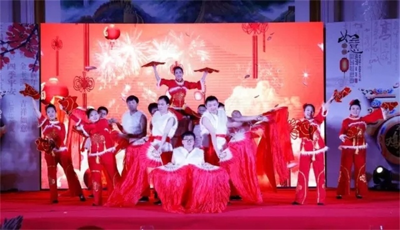 遠(yuǎn)興公司以喜慶熱烈的舞蹈《紅動(dòng)0683》拉開晚會(huì)的序幕。濃濃的民族風(fēng)情、熱烈奔放的舞姿、鮮艷如火的表演服裝一開場(chǎng)就讓迎新年的氣氛充滿了金色大廳。