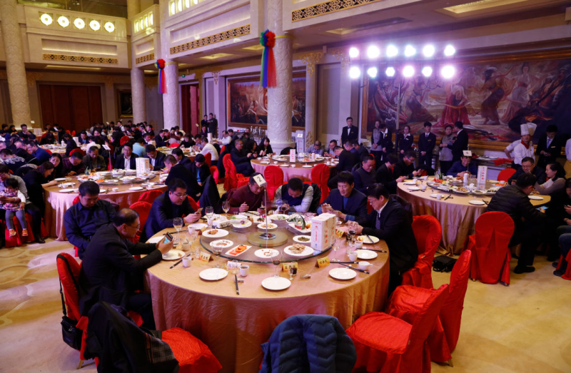 晚會(huì)的“搶紅包”環(huán)節(jié)，更是推動(dòng)現(xiàn)場(chǎng)熱鬧的氣氛高潮不斷。集團(tuán)董事局主席戴連榮和夫人陳靖安、集團(tuán)總裁賀占海、集團(tuán)黨委書記李培成及遠(yuǎn)興公司總經(jīng)理梁潤彪先后發(fā)出新年祝福紅包，接連不斷的紅包雨，可謂是眼疾手快大比拼。現(xiàn)場(chǎng)掌聲如潮起，氣氛更是愈熱愈嗨。
