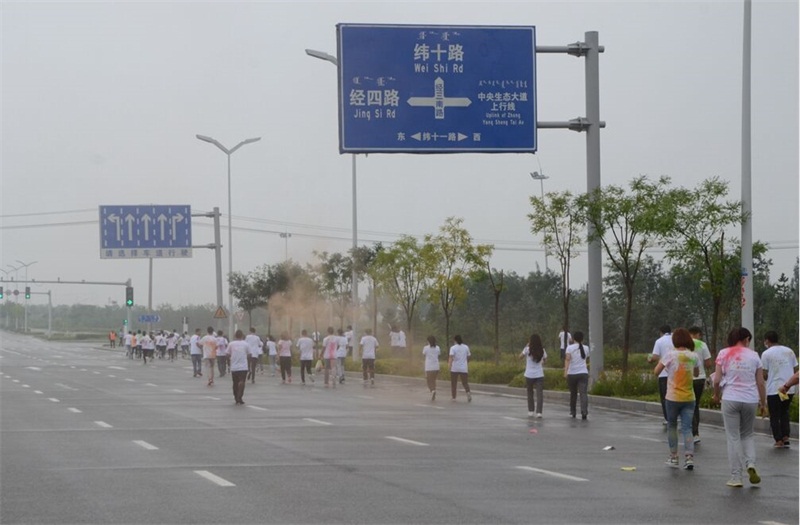 本次彩虹跑路線為環繞空港物流園區一周，全程約5公里。寬敞的大道上，大家你追我趕、歡聲笑語籠罩在物流園區上空，潮濕的陰雨天助力運動健兒們一路向前。
