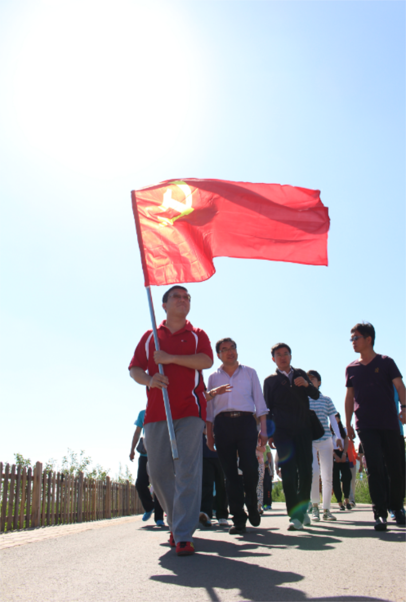 7月1日，博源集團紀念中國共產黨成立95周年系列活動的重頭戲——慶“七一”主題文體活動圓滿落幕。本次集體活動包括“重溫入黨誓詞”、參觀十個全覆蓋模范示范村，唱經典紅歌、黨建知識趣味游戲等豐富多彩的內容。博源集團黨委書記李培成等領導和來自集團總部大樓各成員企業的40多名員工參加了本次活動。