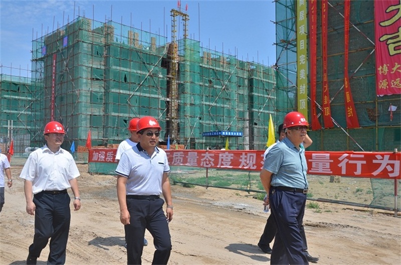 博源集團黨委書記、烏審旗博潤置業(yè)公司董事長李培成，博源置業(yè)公司工程總監(jiān)李海瑞，總經(jīng)理助理李今奮及項目承建單位、監(jiān)理單位的負責(zé)人、施工現(xiàn)場全體人員近500人參加了封頂儀式。