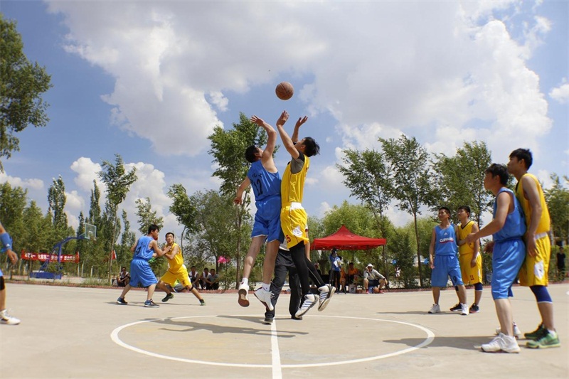 經過3天的鏖戰，博源集團2015年男子籃球賽冠軍之謎于6月18日下午6點揭曉，最終蒙大礦業笑到最后，捧起冠軍獎杯；伊化礦業和中源化學分列亞軍和季軍。（攝影/蔣博濤 高揚）