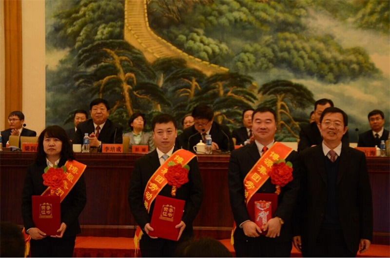 集團(tuán)領(lǐng)導(dǎo)與勞動(dòng)模范合影
