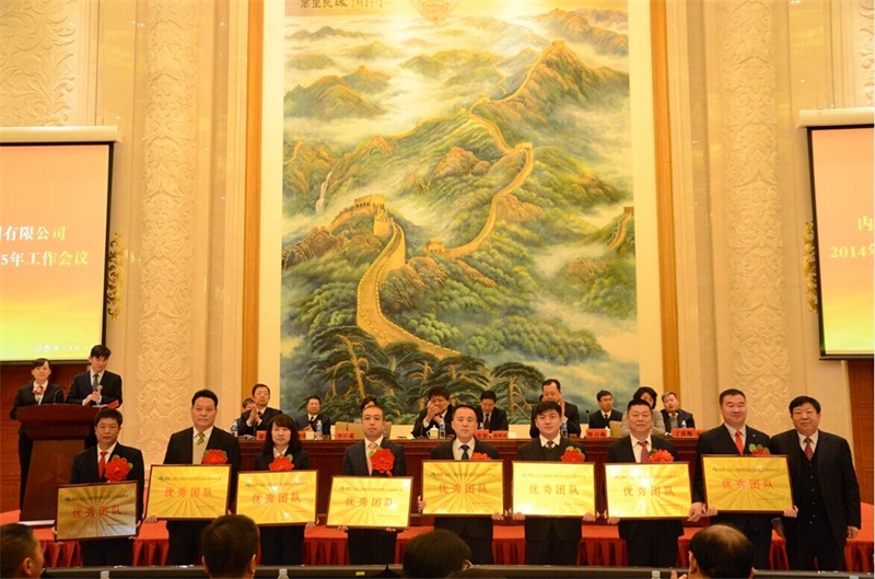 集團(tuán)領(lǐng)導(dǎo)與優(yōu)秀團(tuán)隊(duì)代表合影