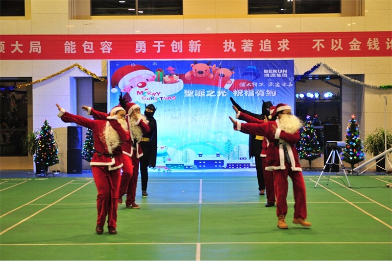 11月24日晚6時30分，博源集團在總部大樓6樓活動中心舉辦“圣誕之光，博源有約”Party，集團董事局主席戴連榮先生與夫人陳靖安女士、總裁賀占海、副董事長梁潤彪、副總裁賈栓等領(lǐng)導(dǎo)應(yīng)約參加圣誕Party，與集團及總部大樓成員企業(yè)130多位員工歡聚一堂，共享節(jié)日的喜悅。 上圖為開場熱舞