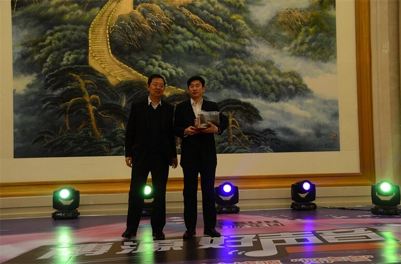 集團黨委副書記、遠興公司總經理梁潤彪為冠軍頒獎