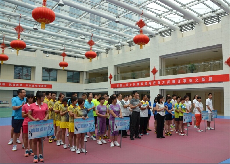 7月23日－24日，“博源十年”系列文體活動之羽毛球總決賽在博源大廈6樓職工活動中心舉行。本次羽毛球比賽預(yù)選賽階段設(shè)8個(gè)分賽區(qū)，共選拔出53名優(yōu)秀選手參加總決賽。經(jīng)過兩天96場緊張、激烈的比賽，男子單打冠軍由博源豪生大酒店選手王志宇奪得，遠(yuǎn)興能源公司的杜有強(qiáng)和中源化學(xué)公司的陽瑩分獲亞軍和季軍；女子單打冠、亞軍由中煤蒙大新能源化工公司的王紅霞、王舉怡奪得，中源化學(xué)公司的王利津獲得季軍。團(tuán)體賽冠軍為中煤蒙大新能源化工公司代表隊(duì)奪得，博源豪生大酒店代表隊(duì)和遠(yuǎn)興能源公司代表隊(duì)分獲團(tuán)體賽的亞軍和季軍。上圖為開幕式
