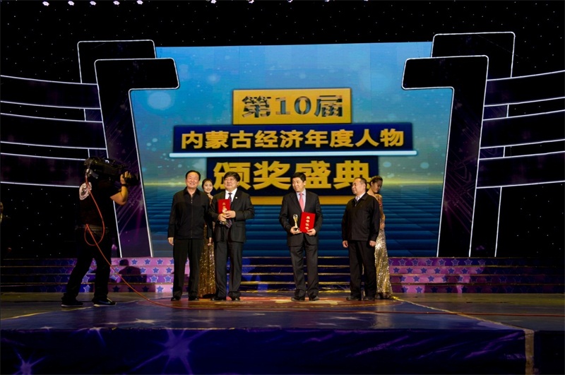 與頒獎(jiǎng)嘉賓合影