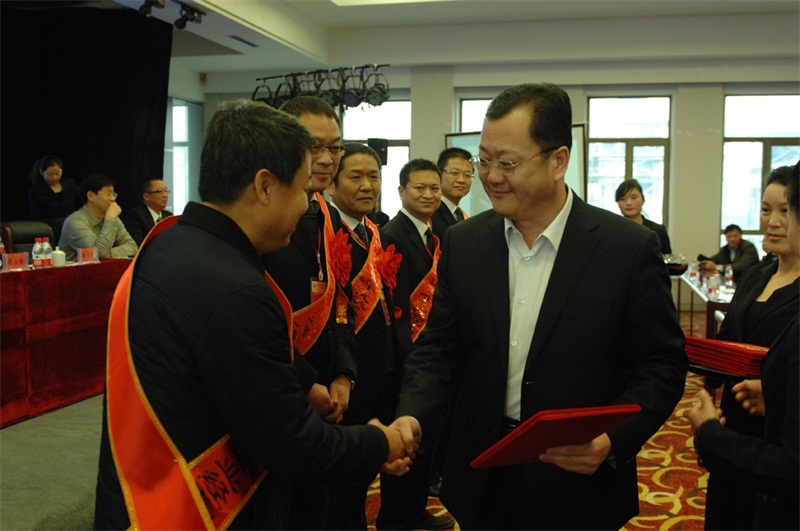 博源集團總裁賀占海為勞模頒獎