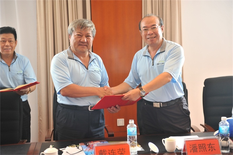 內蒙古社科院首席研究員潘照東教授為戴主席頒發“內蒙古企業家聯合會副會長”證書