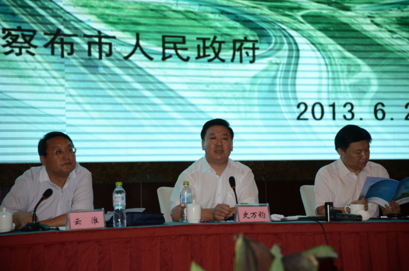 烏蘭察布市委常委、副市長、西北煤炭交易中心董事長史萬均答記者問