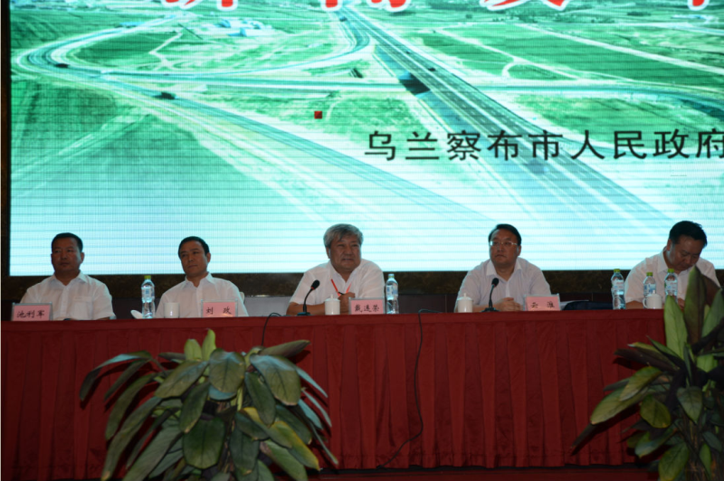 戴連榮主席回答記者提問
