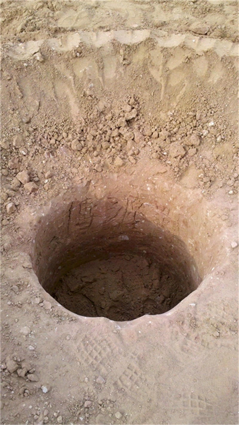 “越界”開挖，把標準坑挖到了友鄰單位，于是，刻字“博源造”友情贈送。