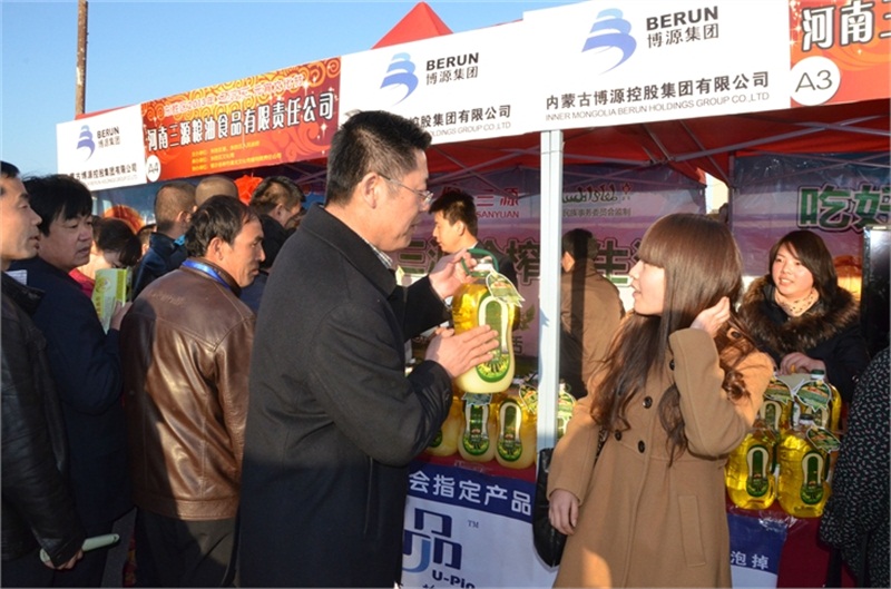 三源糧油副總經(jīng)理張懷斌向市民講解冷榨花生油的優(yōu)點