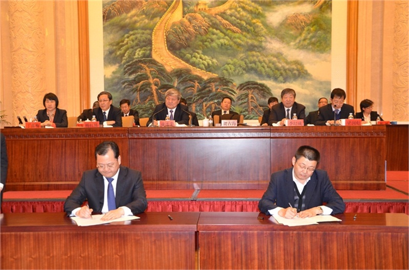 賀占?？偛门c遠興能源公司總經理賈栓簽訂2013年責任制
