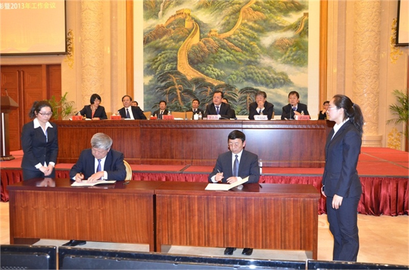 戴連榮主席與小貸公司總經理楊永清簽訂2013年責任制