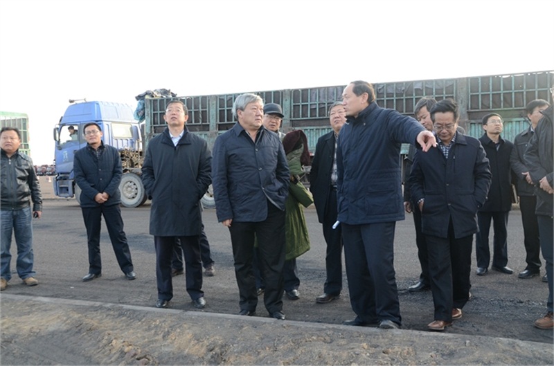 博源集團董事局主席戴連榮在博源實地海關監管區現場聽取博源實地總經理陳志榮介紹運營情況