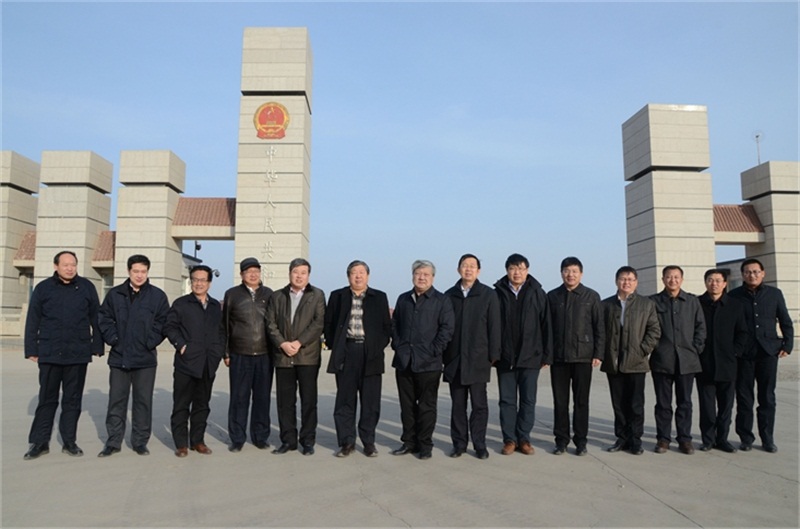 博源集團董事局主席戴連榮（左7）、黨委副書記李培成（左6）、副總裁梁潤彪（右7）一行在策克口岸國門前合影