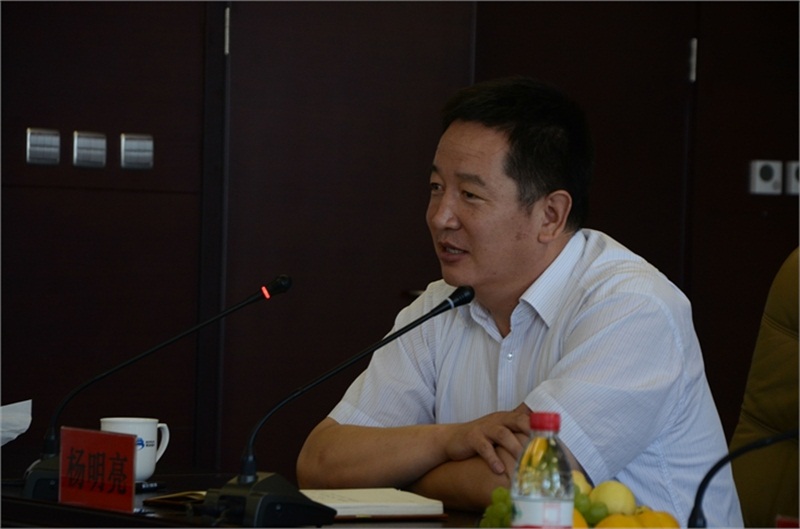 博源集團(tuán)副總裁楊明亮與新員工親切交流1