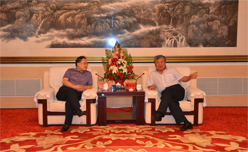我集團董事局主席戴連榮（右一）與到訪的海口市美蘭區委書記孟勵（左一）一行舉行座談。戴連榮主席向孟勵書記介紹博源集團的情況。