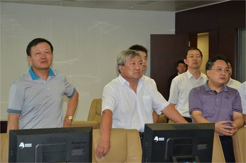 戴連榮主席（左二）陪同孟勵書記（右一）一行參觀我集團企業運營中心信息化系統。