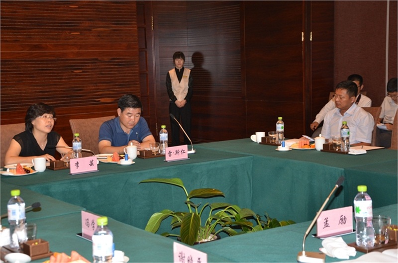 東勝區委常委、常務副區長雷·斯仁（左二），東勝區委常委、宣傳部長李蕓與孟勵書記一行在我集團舉行座談。