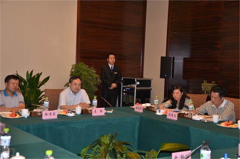 美蘭區委書記孟勵，美蘭區委常委、副區長徐清武等領導與東勝區政府領導在我集團舉行座談。