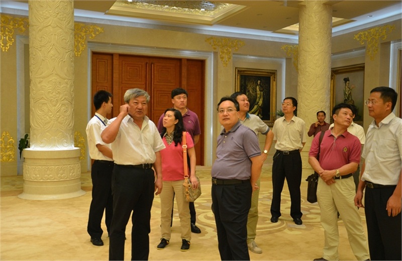 戴連榮主席（前右一）陪同孟勵書記（前右二）一行參觀我集團金色大廳。
