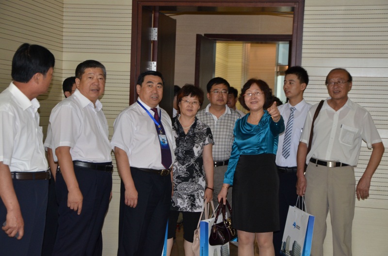 博源集團黨委副書記李培成（左二）陪同鄂爾多斯市總工會副主席李雪（右三）一行參觀博源集團職工休閑健身中心。