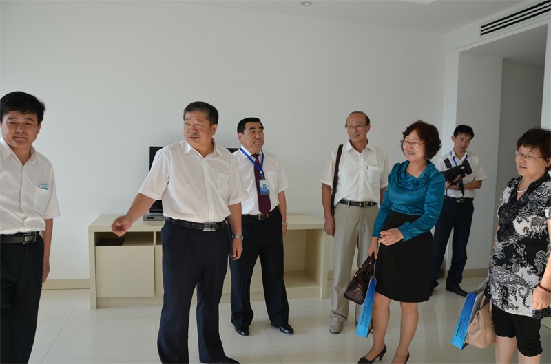 博源集團黨委副書記李培成（左二）陪同鄂爾多斯市工會副主席李雪（前右二）一行參觀職工公寓。