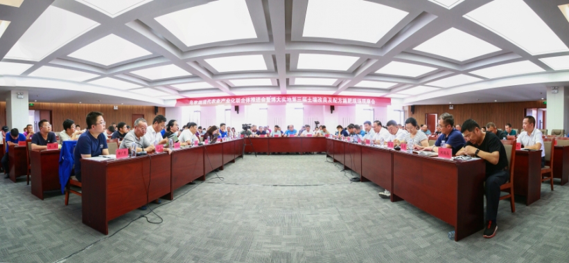 8月14日，由烏審旗農牧局主辦，博大實地公司承辦的烏審旗現代農業產業化聯合體推進會暨第三屆土壤改良及配方施肥現場觀摩會在博大實地公司舉行_conew2.jpg