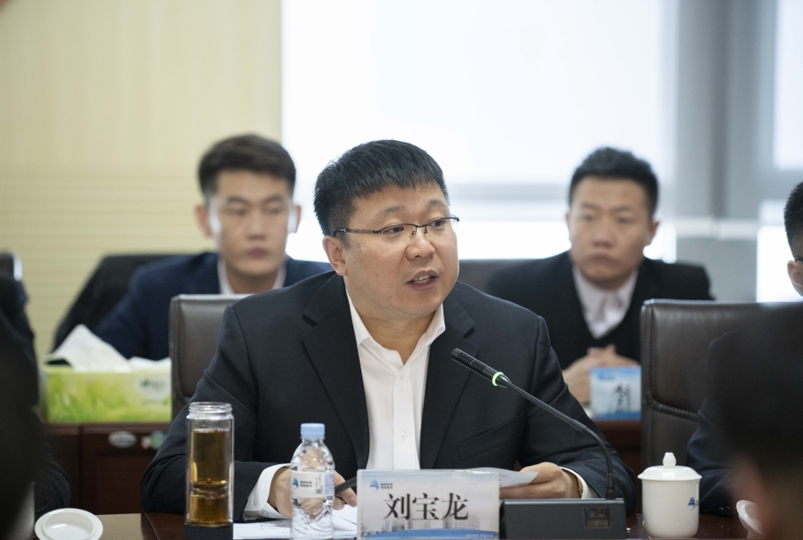 劉寶龍主持會議.jpg