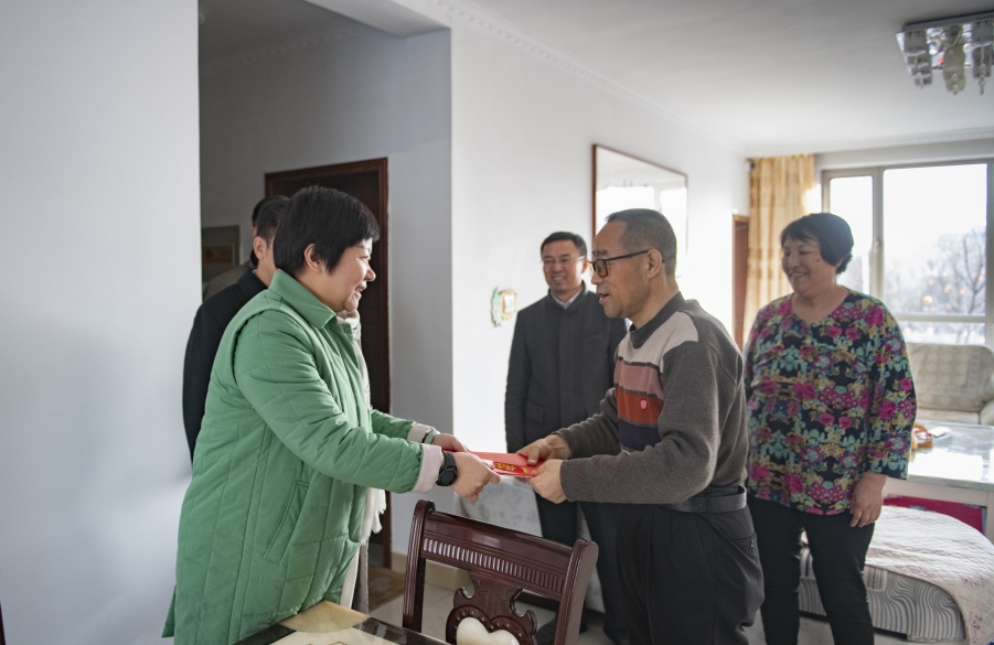 慰問(wèn)困難黨員.jpg