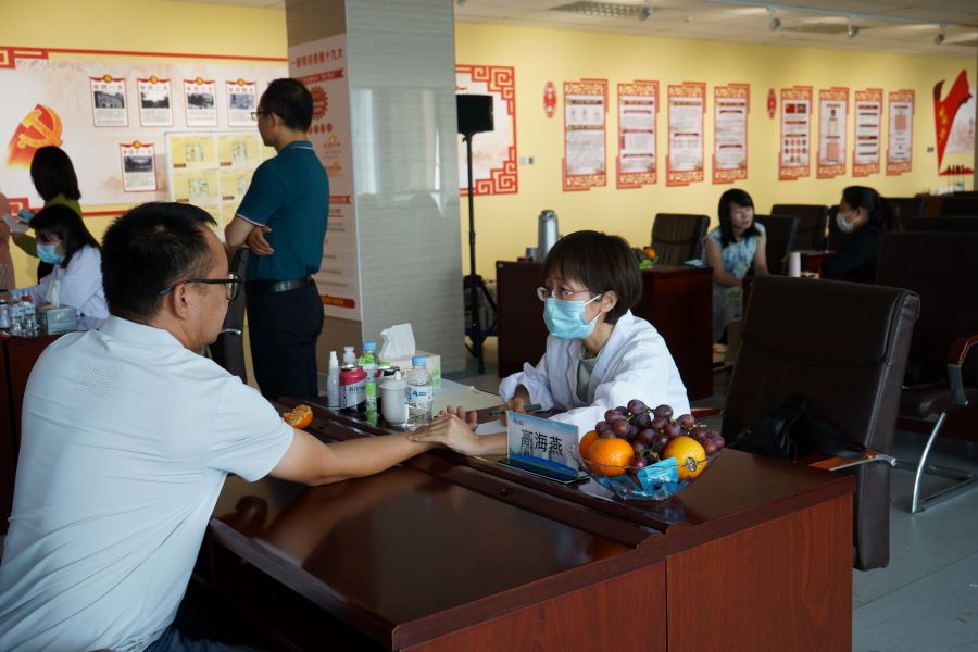鄂爾多斯市科協到博源集團開展義診科普活動