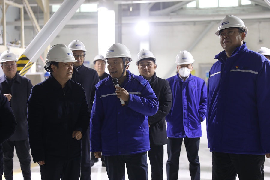 南陽市政協主席張富治到中源化學公司調研