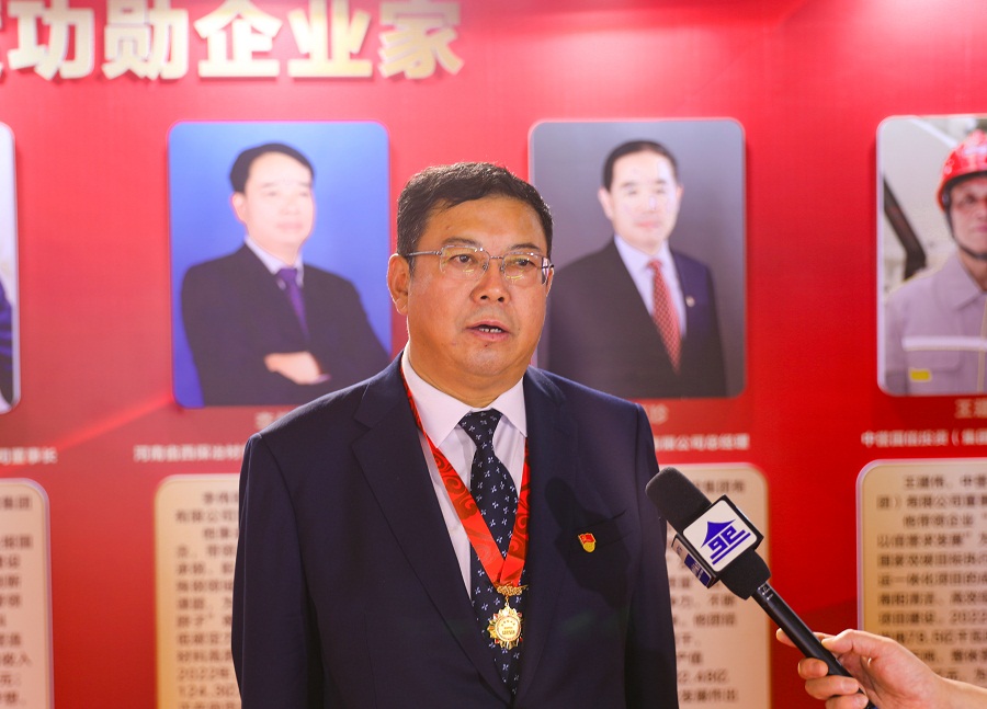 中源化學(xué)公司榮獲南陽市三星級(jí)企業(yè)  總經(jīng)理李永忠榮獲“南陽市功勛企業(yè)家”