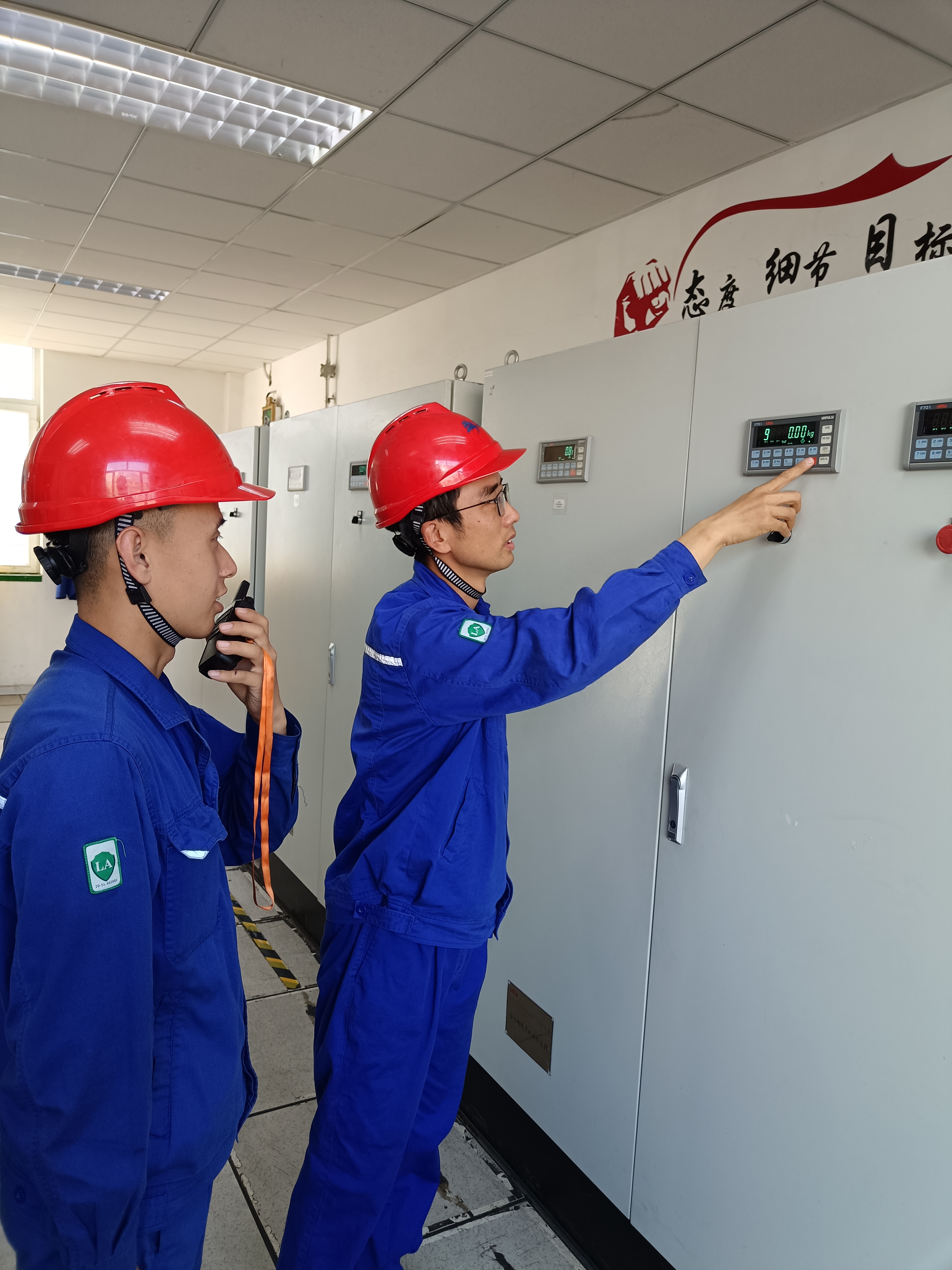 調整參數（李巖/攝）